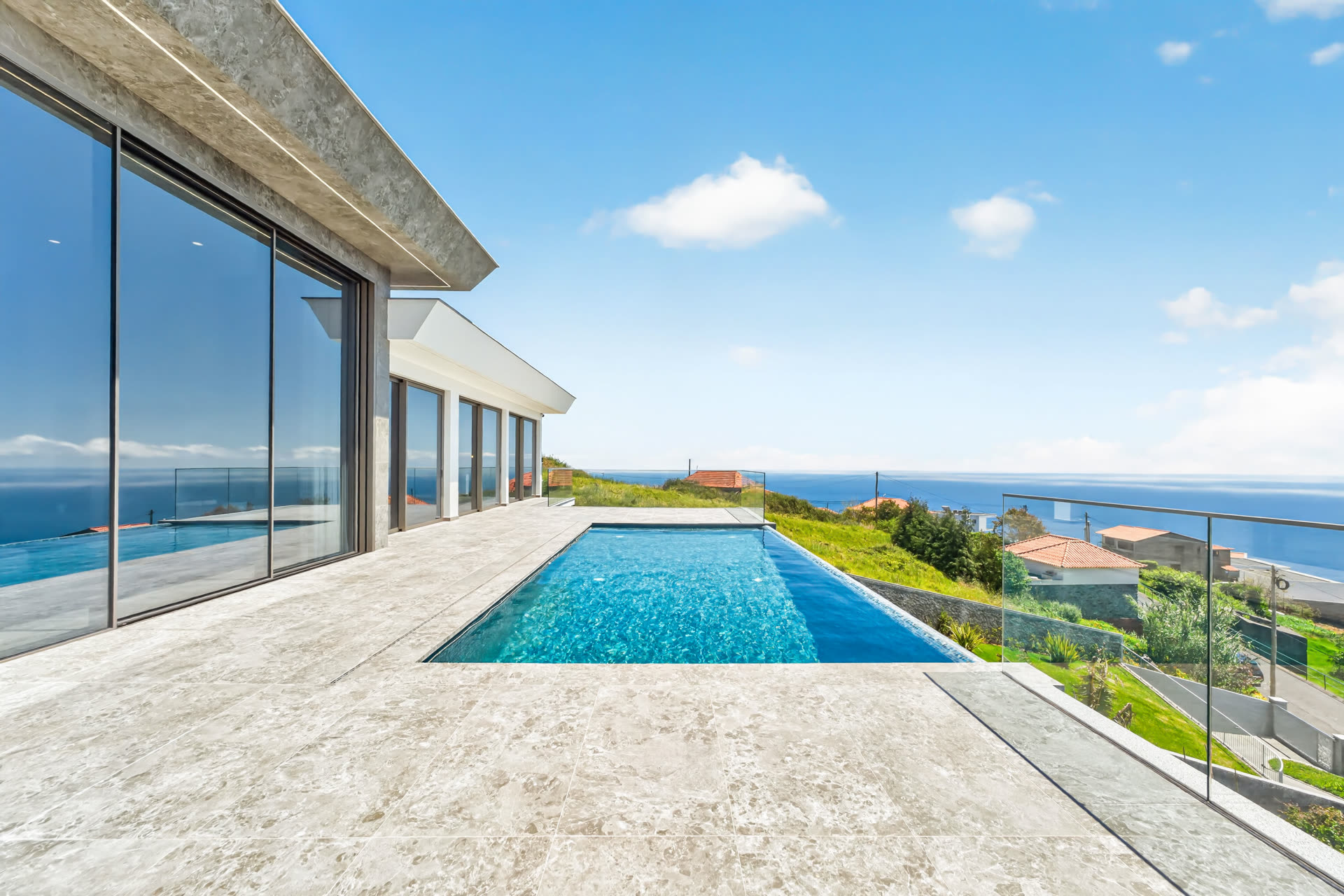 Moradia moderna com piscina infinita e vista desafogada para o Oceano Atlântico