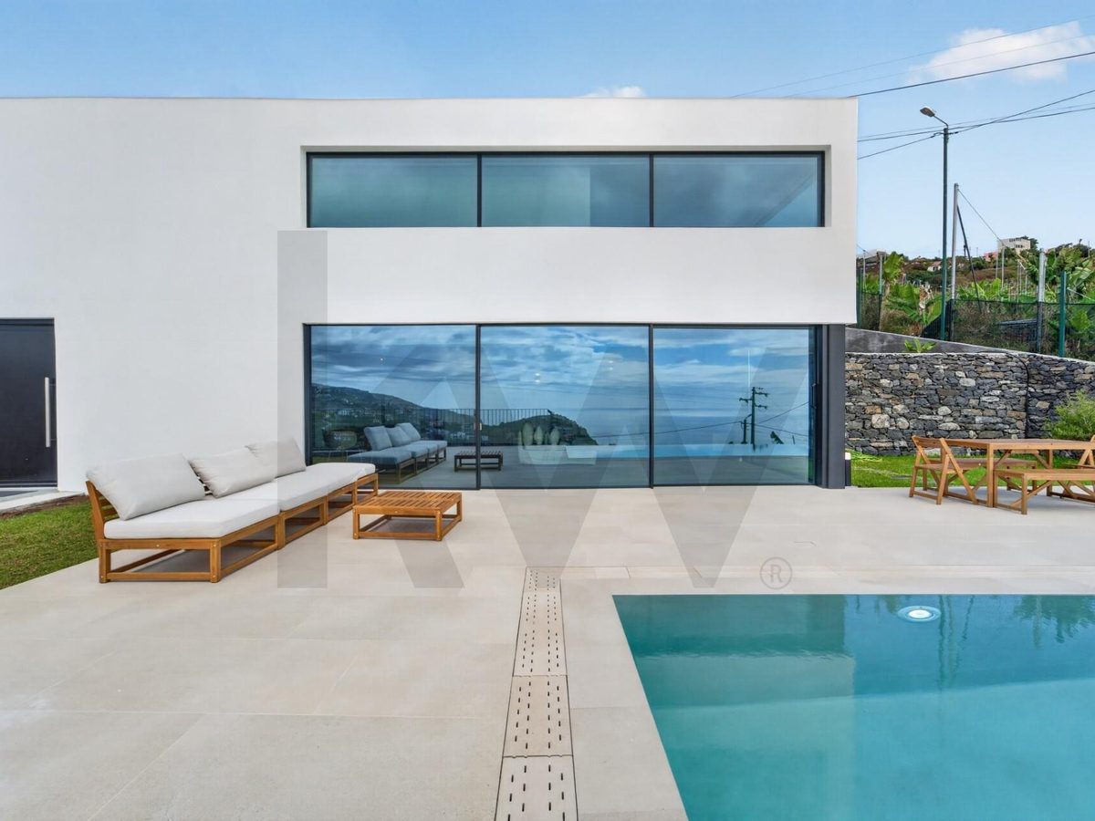 Moradia contemporânea com piscina e ampla vista sobre o Atlântico, na Ribeira Brava