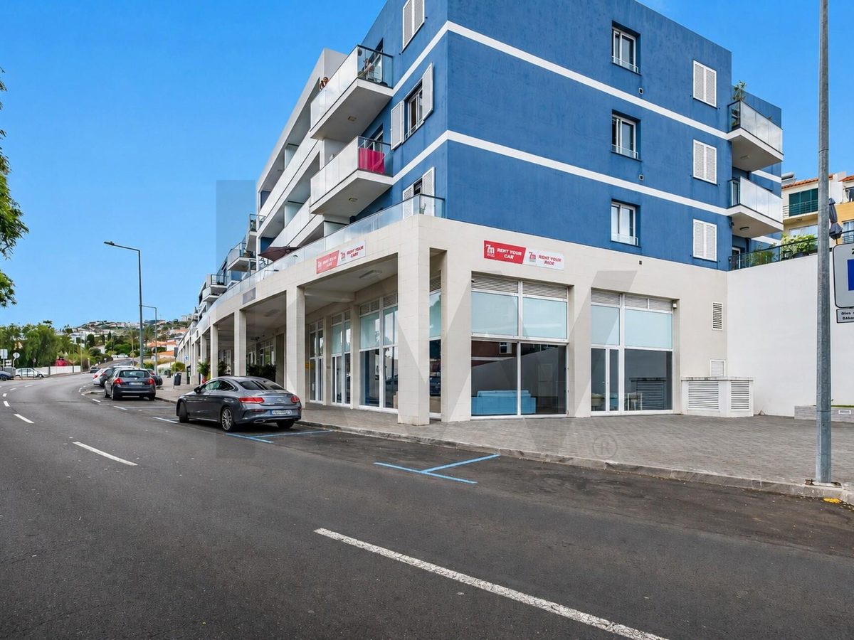 Loja comercial com esplanada no Caniço de Baixo