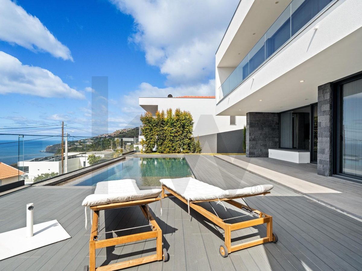 Moradia minimalista com piscina exterior e vista desafogada sobre o mar, na Ribeira Brava