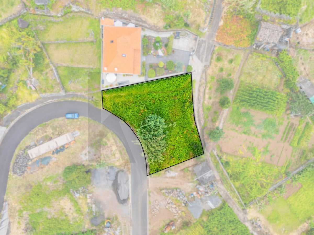 Terreno rústico na Ponta Delgada, São Vicente, rodeado de vegetação e encostas