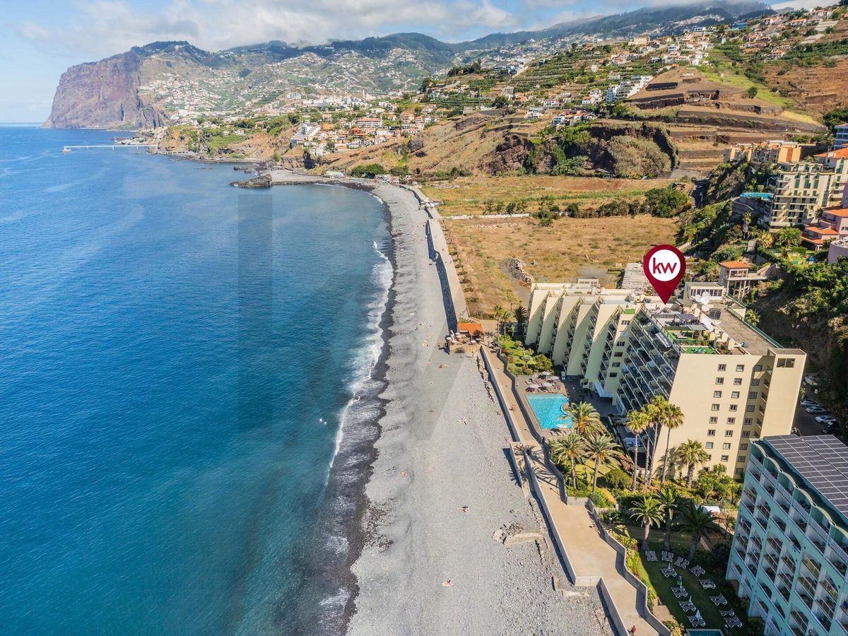 Apartamento T3 no último piso do Atlantic Gardens, primeira linha de mar da Praia Formosa