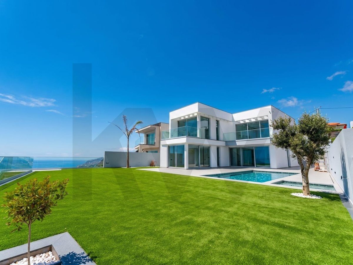 Moradia contemporânea em falésia na Ponta do Sol, com piscina e vista panorâmica sobre o Atlântico