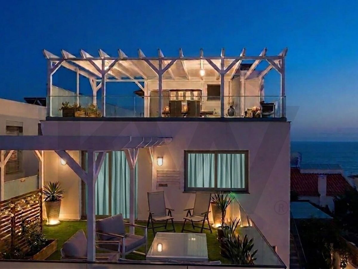 Moradia dividida em três apartamentos com vista mar, no Caniço de Baixo