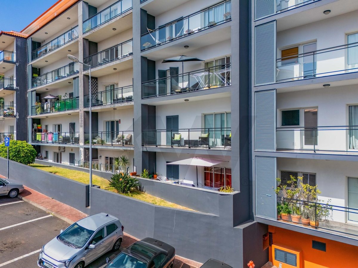 Apartamento T2 com áreas amplas e piscina no centro do Caniço