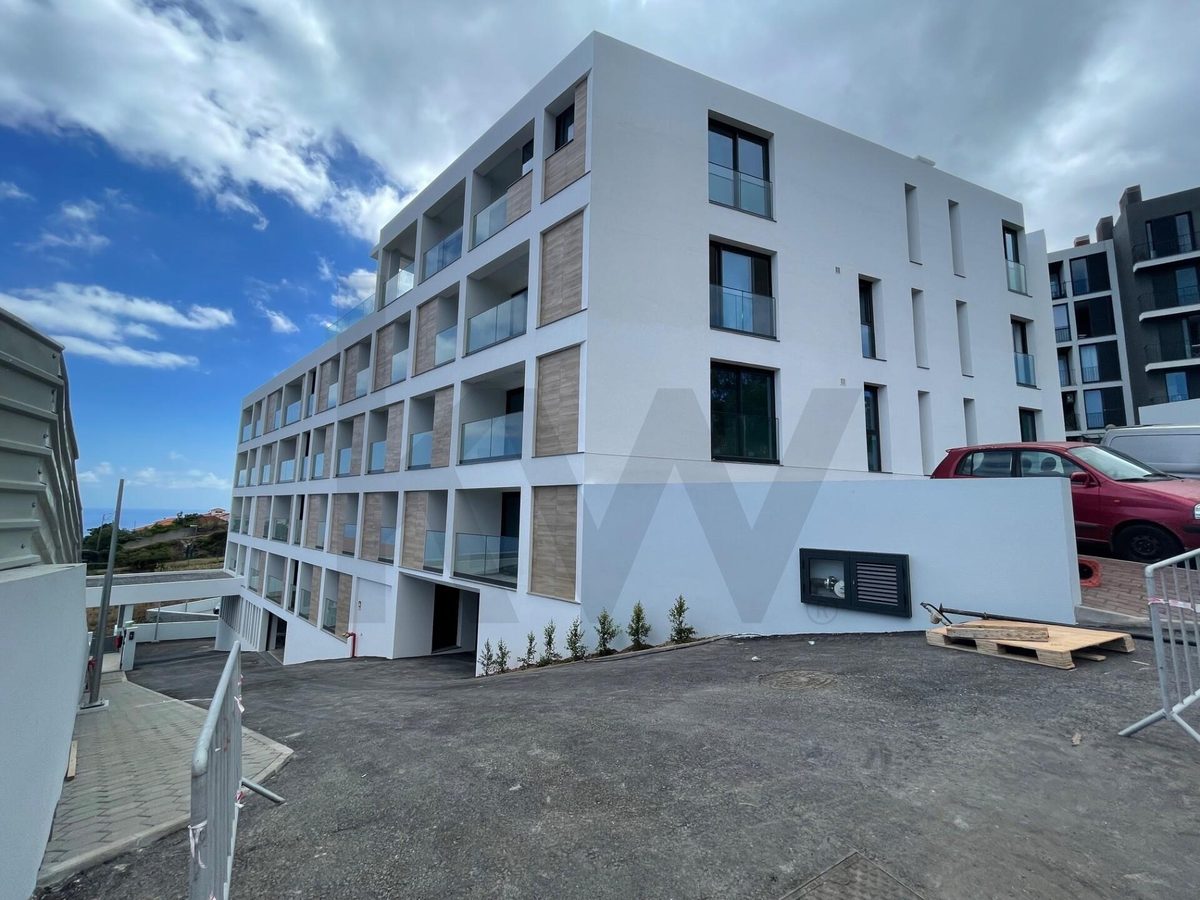 Apartamento T3 de construção nova no Caniço, com jardim privativo e vista mar