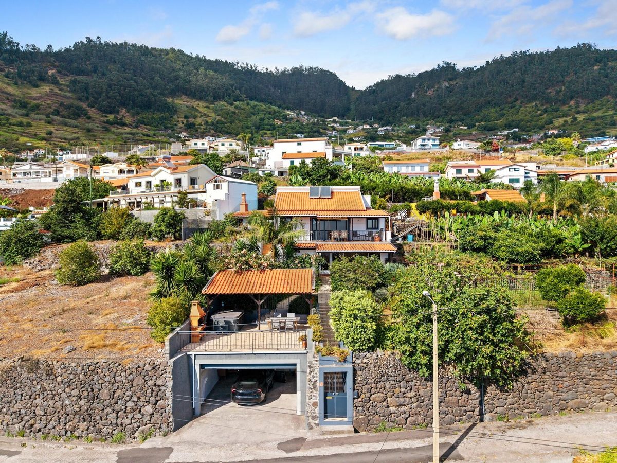 Moradia tradicional com piscina e vista mar no Arco da Calheta