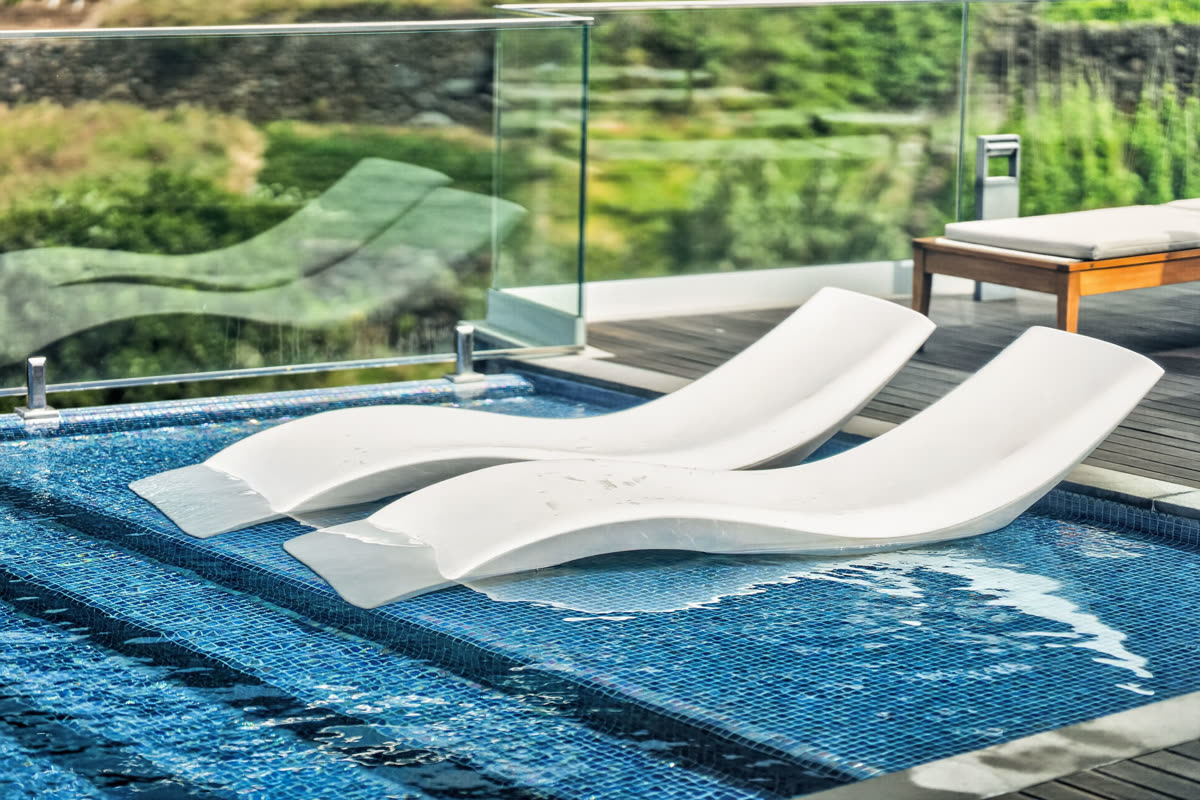 Fachada contemporânea de empreendimento residencial no Funchal