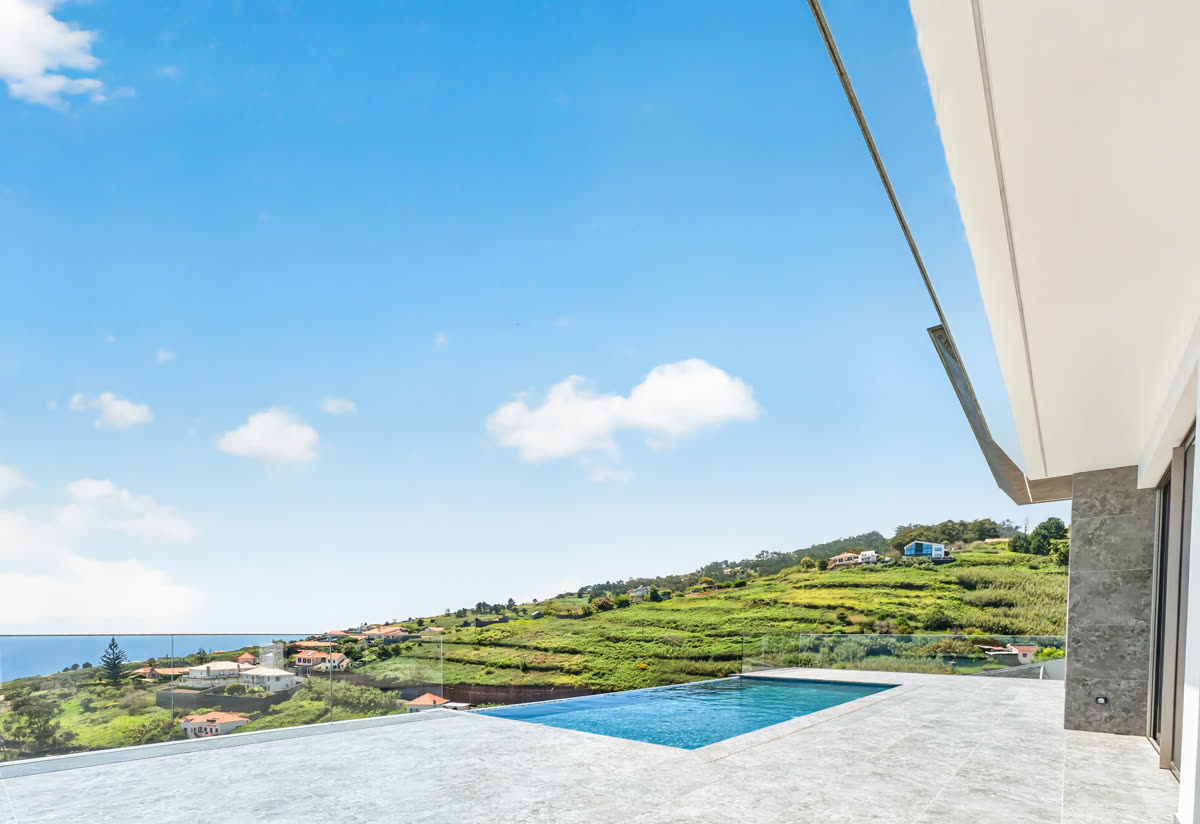 Moradia de luxo com piscina rodeada pelas encostas verdes do Santo da Serra
